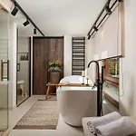 Hillside Lodge, Boutique & *