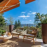 Hillside Lodge, Boutique & *