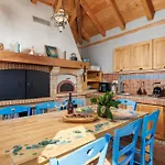 Hillside Lodge, Boutique & *
