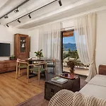 Hillside Lodge, Boutique & *