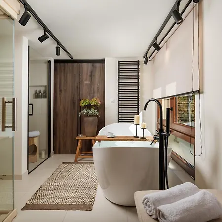 Hillside Lodge, Boutique & *