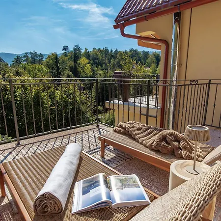 Hillside Lodge, Boutique & *